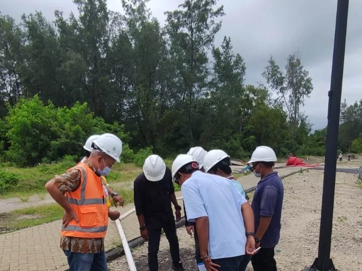 Tim memeriksa manhole dan jalur pipa di area proyek
