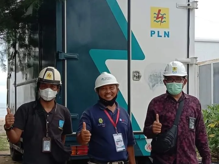 Tim teknisi kelistrikan di lokasi proyek