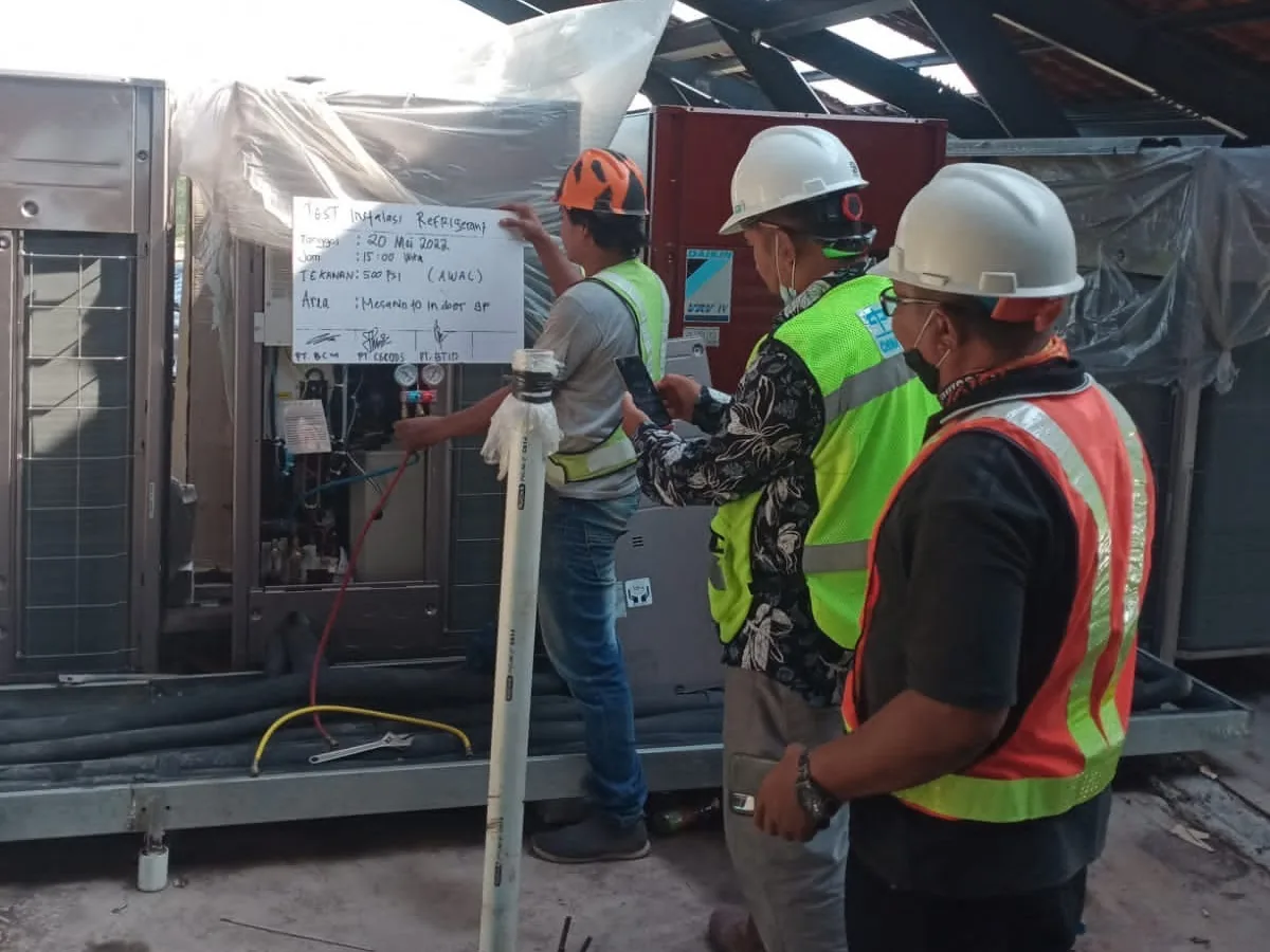Tim melakukan tes instalasi refrigerant pada unit HVAC