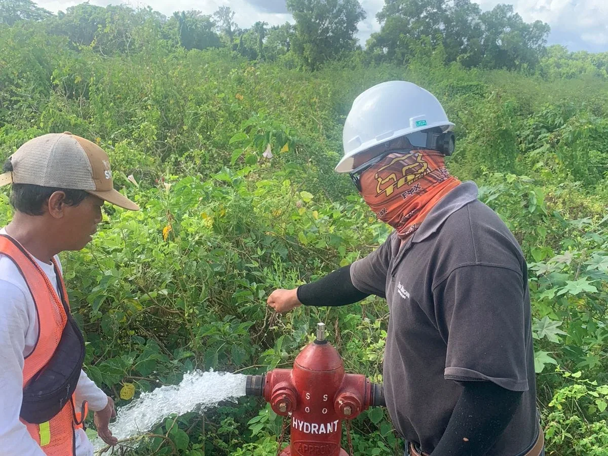 Pengujian aliran air pada hydrant di area proyek