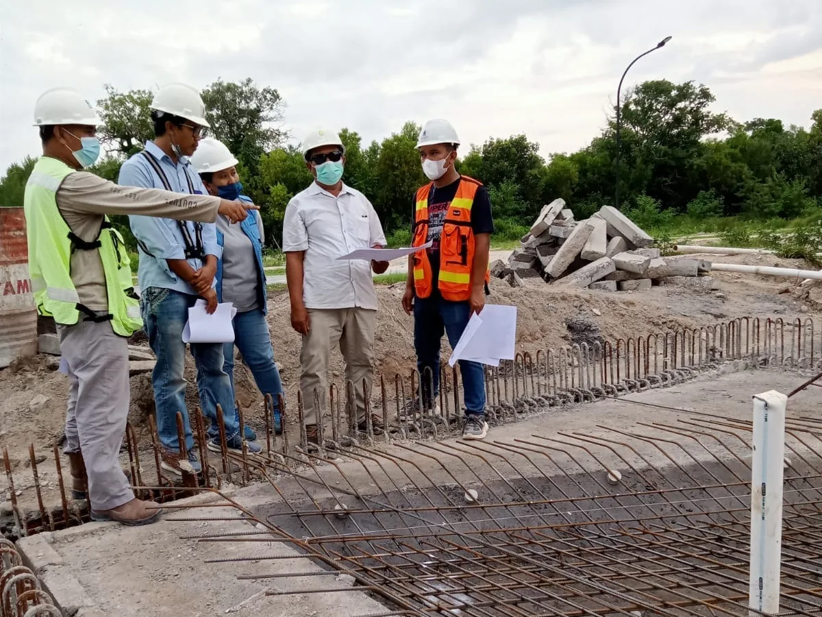 Tim proyek memeriksa pembesian pelat beton